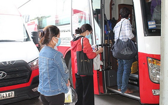 乘客上車回鄉過年。（圖：垂楊）
