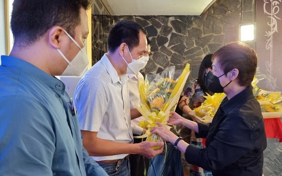 第五郡商會會長蘇慧蘭送花祝賀新會員。