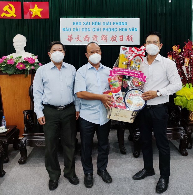 第八郡郡委向本報拜年 ảnh 1