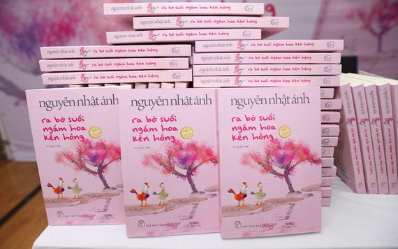 阮日映作家最近推出的新書《在溪畔賞紅花風鈴木》。