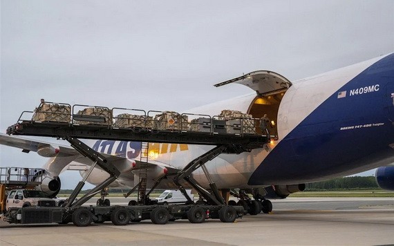 美軍將援助烏克蘭的軍事裝備，裝入747貨機。 （圖：DVIDS）