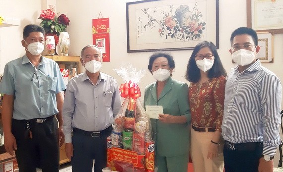 市委民運處副主任阮文留向退休幹部李金梅拜年。