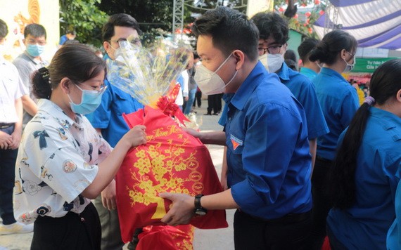 共青團第五郡郡委書記黎雄勇向家境清寒青少年贈送新年禮物。