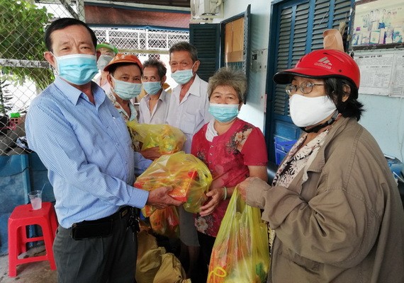 熱心廠商楊慶文向老弱團員派發新年禮物。