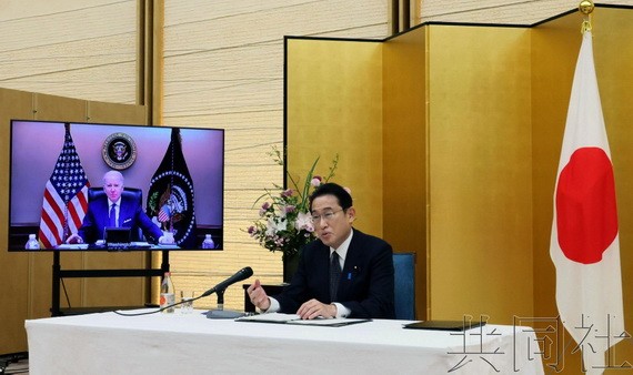 日本首相岸田文雄在官邸與美國總統拜登舉行視頻會談。（圖：共同社）