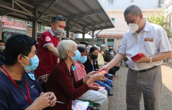 梁栢滔先生向病人派發紅包。