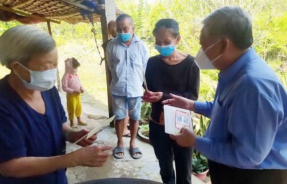 市民族處副主任丁文和向華運基層烈屬家庭贈送新年禮物。