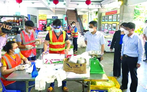 政府副總理武德膽（右三）與第五郡文化中心工作人員交談。