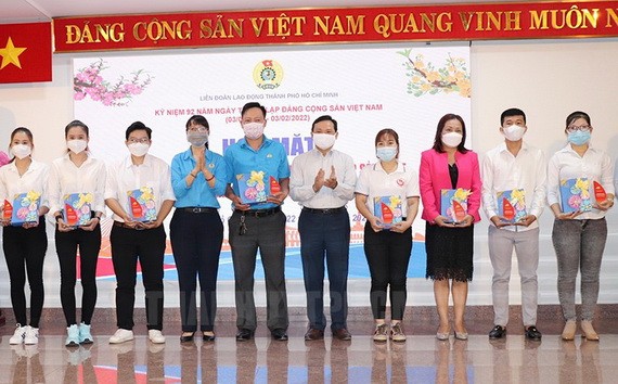 市勞動聯團主席陳氏妙翠（左四）向工人黨員模範贈送禮物。（圖：市黨部新聞網）