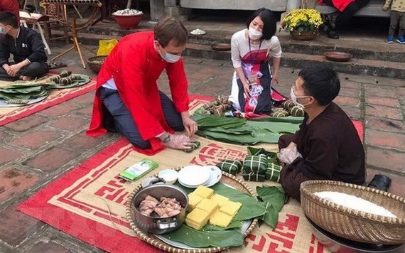 多國駐越大使體驗傳統春節