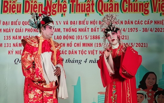 周冠胸與陳利英藝人演出的“醉打金枝”。