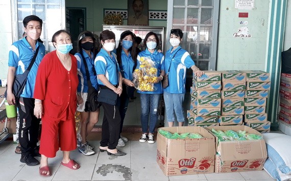 善緣孤兒院負責人陳氏錦江(左二)接受“聯友”捐贈的禮物。