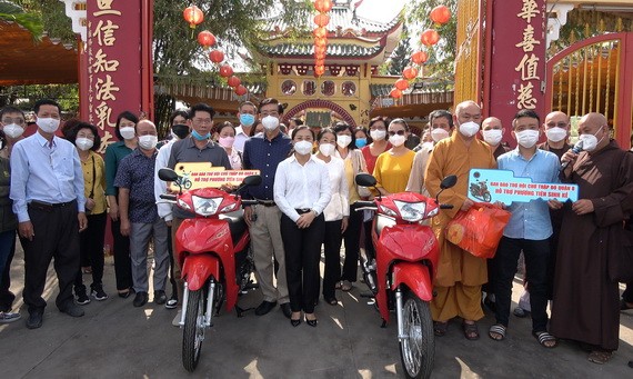 龍華寺派發 1400 份歲暮濟貧禮物