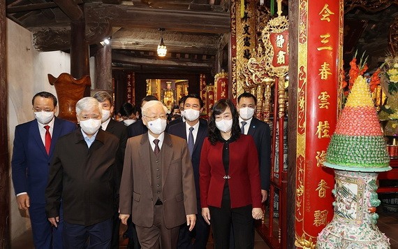 黨中央總書記阮富仲（中）與工作團參觀北寧省李八帝廟。（圖：越通社）