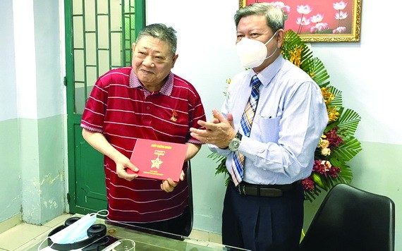 杭慰瑤先生（左）獲頒贈胡志明市榮譽徽號。