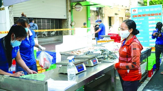 第三坊居民在臨時街市購物。