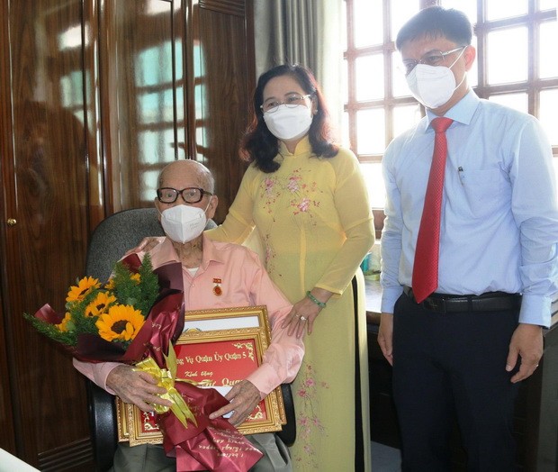 第三郡向高齡黨員頒授紀念章 ảnh 1