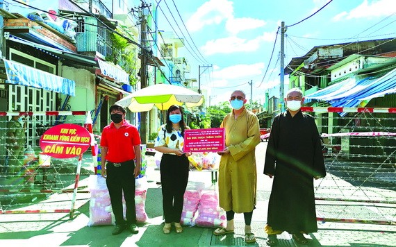 釋通振法師向第八郡第十二坊領導轉贈物資予封鎖區居民。