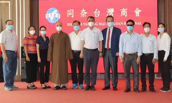 同奈省台灣商會與５個受惠單位代表合影。