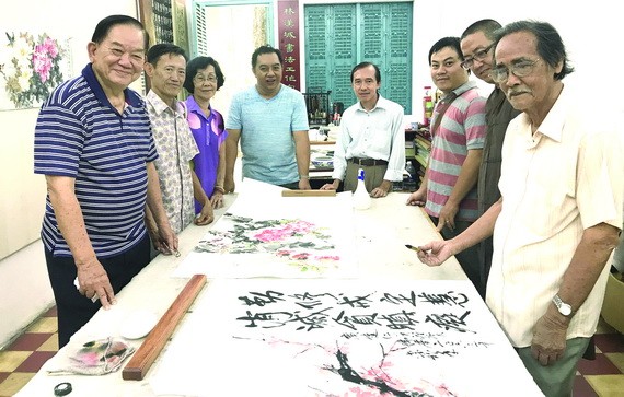 李松年老師（右）與書畫界友仁交流。