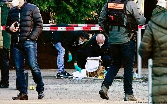 案發後，當局封鎖現場一帶，並派員調查。（圖：AP）