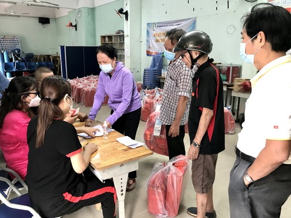 各宗親領取敬老禮物。