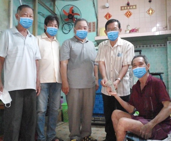 蘇氏宗祠副理事長蘇鉅成(右二)代表宗祠向蘇俊全轉交500萬元生活費。