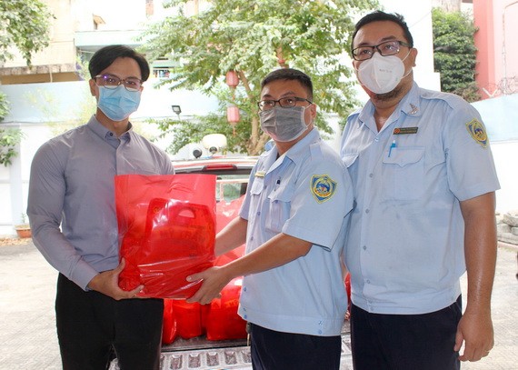 “西堤華人文化陳列室”計劃代表向第五郡第八坊政府代表贈送新年禮物。