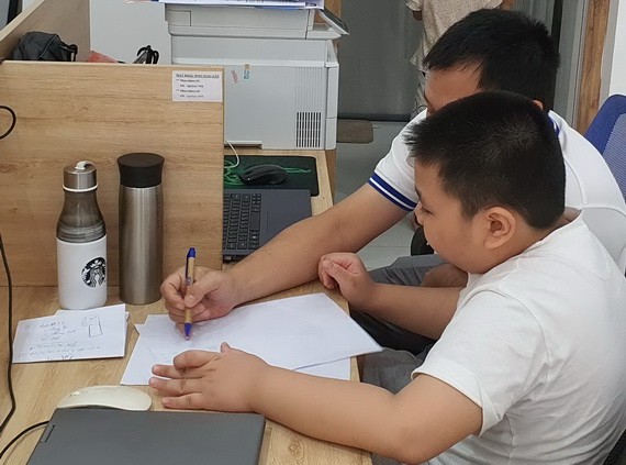 家長輔導子弟在線學習。