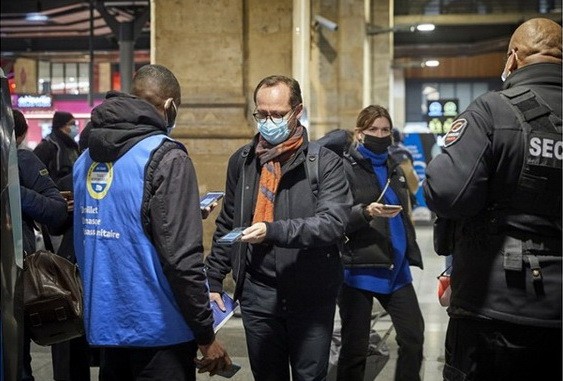 法國巴黎列車職員檢查乘客的疫苗通行證。（圖：互聯網）