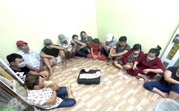 被當場抓獲的賭徒。（圖：越通社）