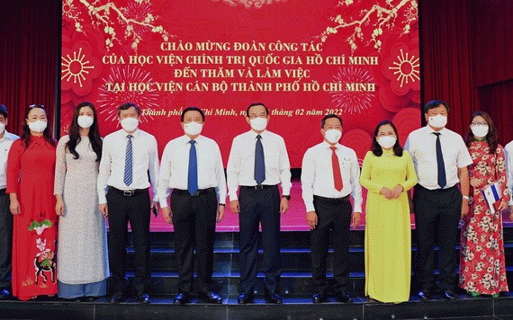 市領導探望本市幹部學院。（圖：越勇）