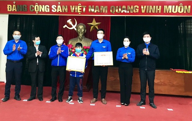 男孩勇敢機智救人 ảnh 1