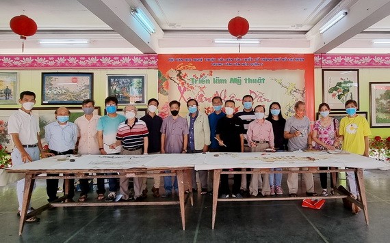 華人畫家合繪「福滿乾坤春滿園」。