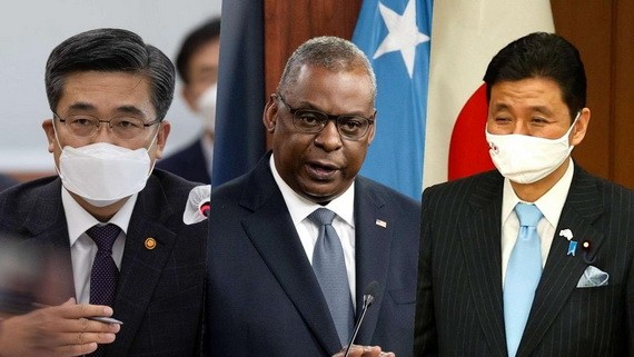 左起依次是韓國國防部長官徐旭、美國國防部長勞埃德·奧斯汀、日本防衛大臣岸信夫。（圖：韓聯社）