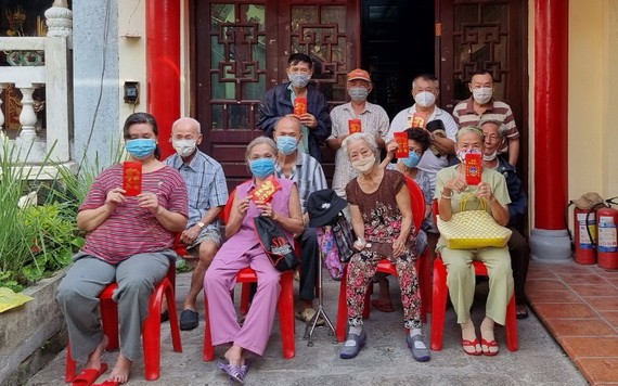 福建高齡鄉親及孤寡長者領取禮物後合影。