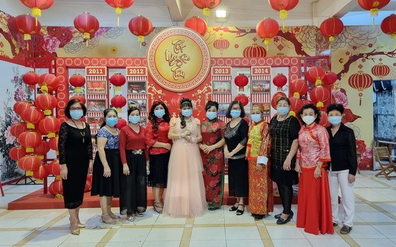 參加“月滿梨園”歌唱節目各藝人合影。