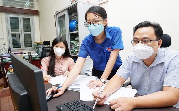 年輕黨員周明賢（中）與同事。