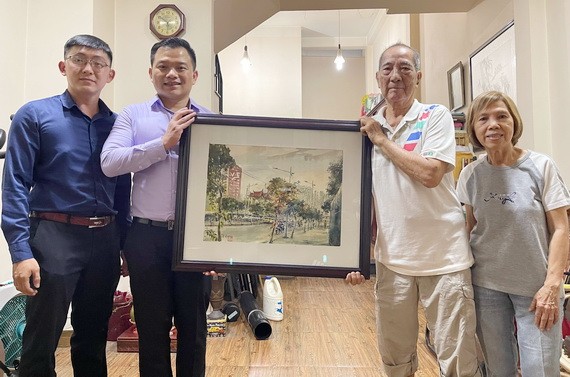 陸金夫婦（左三、四）向“西堤華人文化陳列室”計劃捐贈畫作。