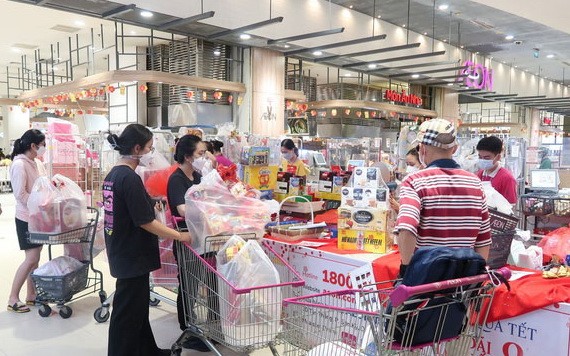 人們在一家外商投資的超市裡購物。