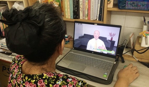 黎文飛介紹，學員只需隔著屏幕看他的額頭5分鐘，就能 獲得治療能源。