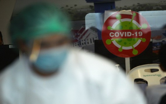 2021年7月9日，一名衛生工作者在泰國曼谷的一個疫苗接種點工作。（圖：新華社）