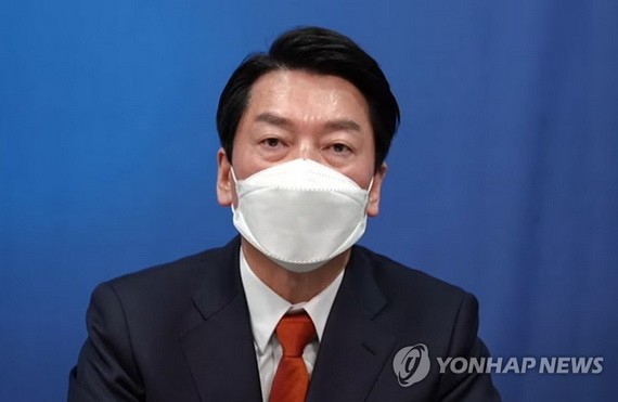 2月13日，國民力量總統人選安哲秀在線開記者會，向尹錫悅提議推單一總統候選人。（圖：韓聯社）