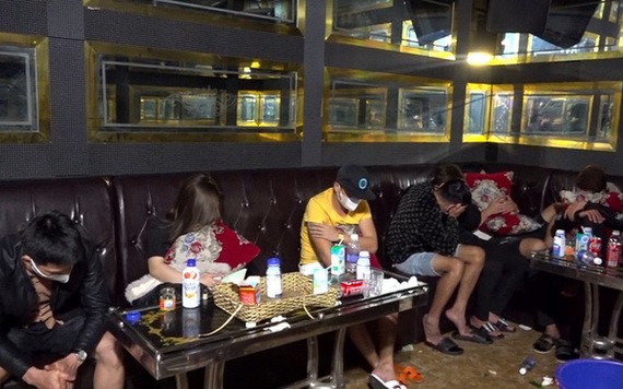 聚集吸毒的一夥男女青年被查獲。（圖：警方提供）