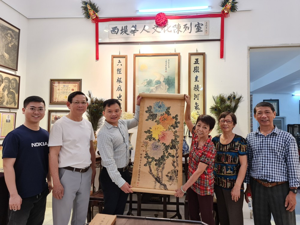 王少霞（左四）與家人向陳列室捐贈恩師陳章卿遺作。