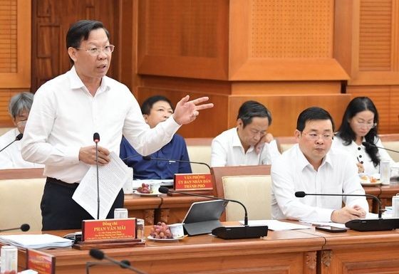 市人委會主席潘文邁（站）在會上發言。（圖：越勇）