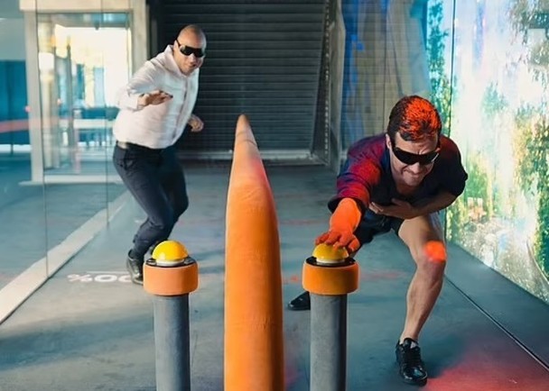 參加者需按下按鈕以完成體驗。（圖：互聯網）