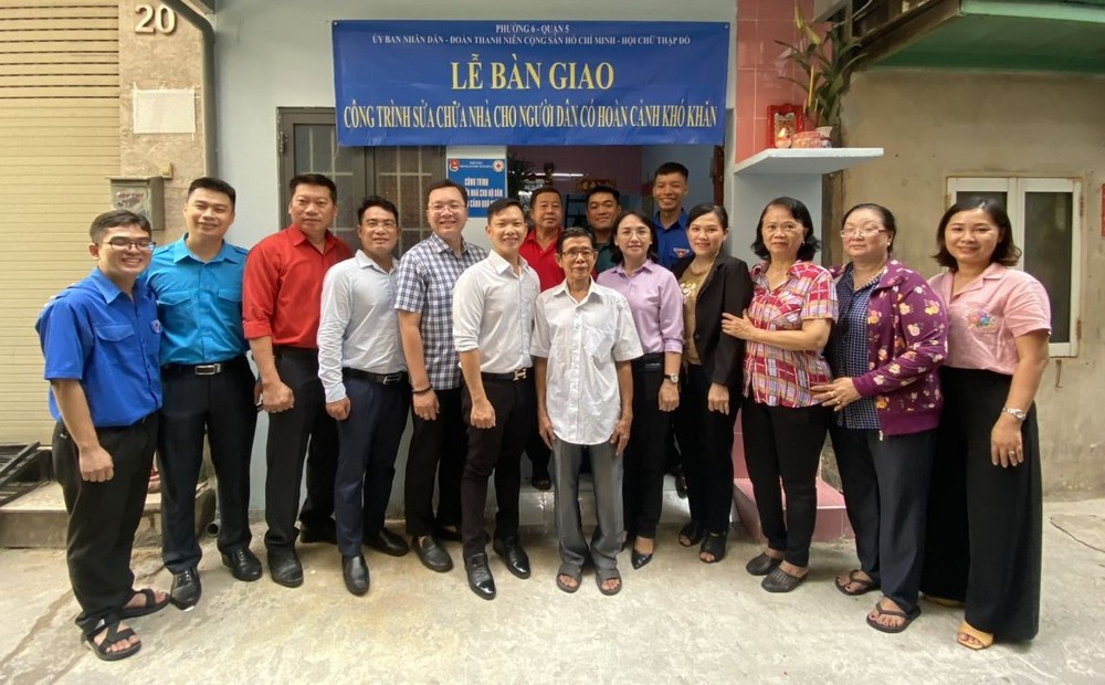 本報向一華人移交溫情屋