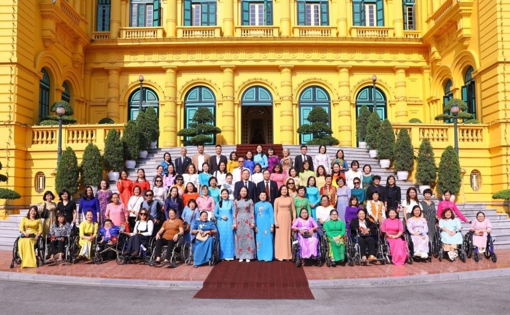 國家副主席武氏映春（前中）同殘疾婦女模範代表團在主席府前合影留念。（圖：范東）