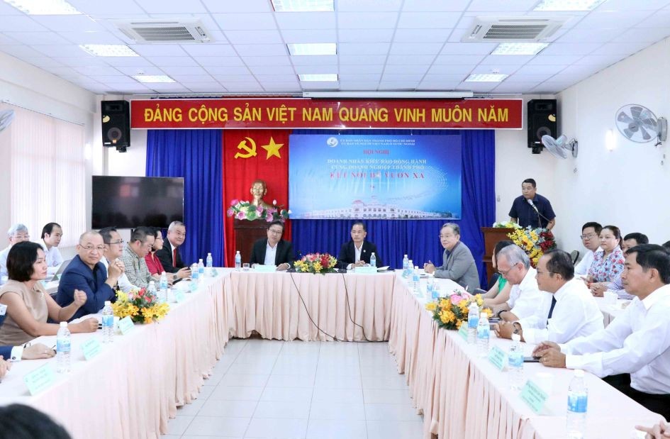 各代表在會議上交流。